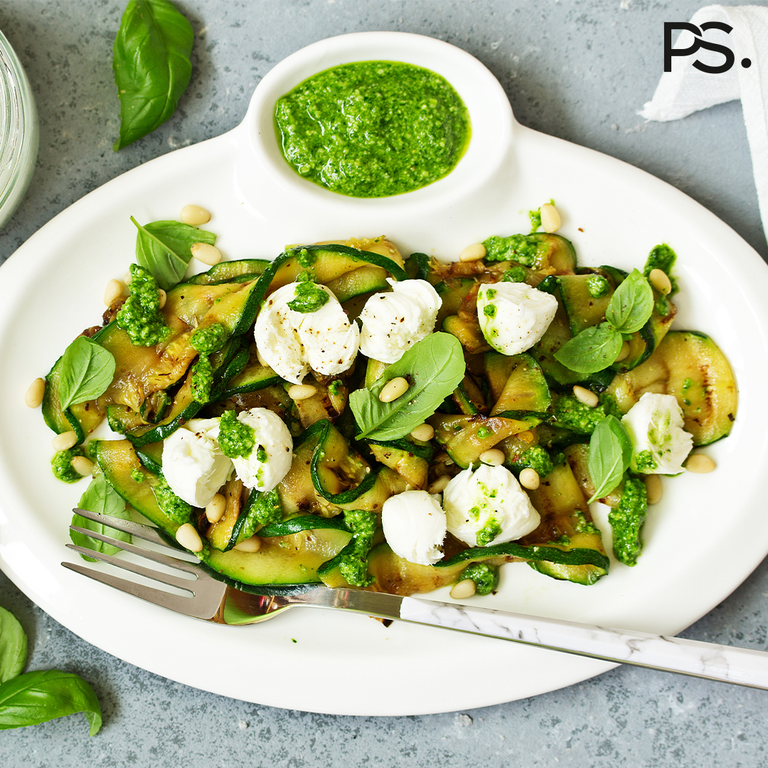 Gegrillter Zucchinisalat mit Mozzarella und Pesto