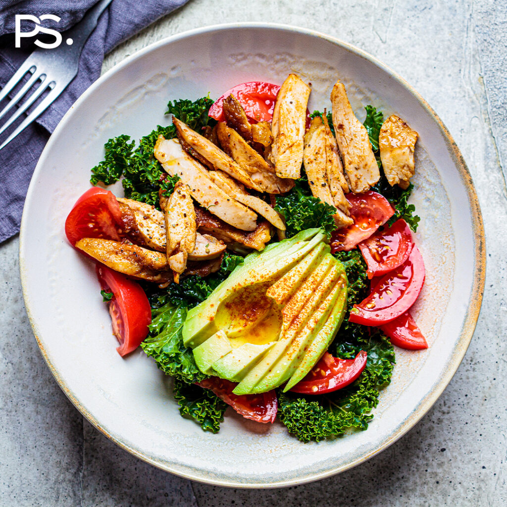 Grünkohlsalat mit Cajun-Hähnchen und Avocado