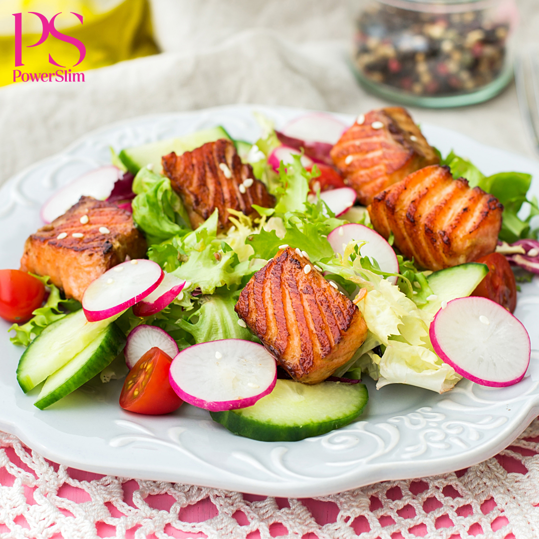 Salat mit gebratenem Lachs, Radieschen und Tomate