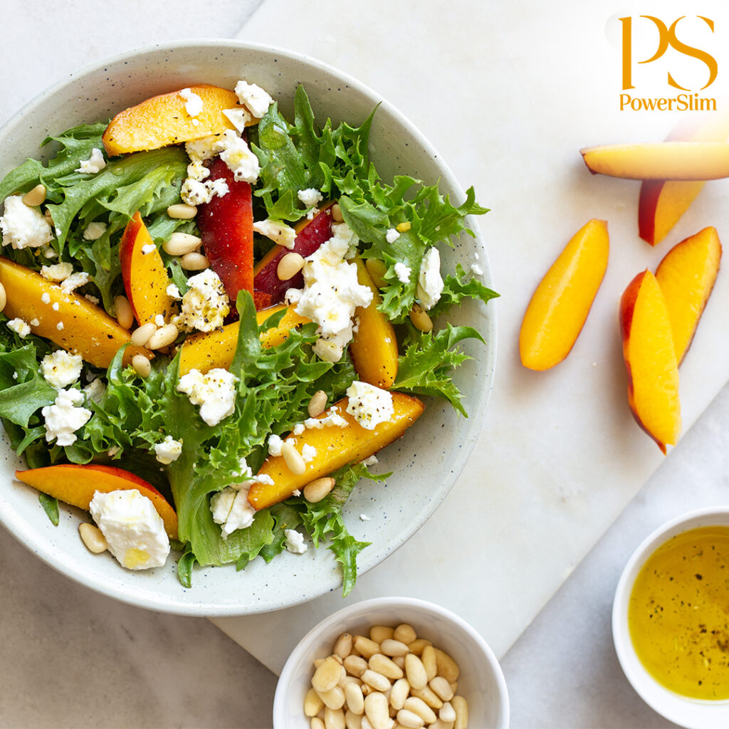 Salat mit Ziegenkäse, Pfirsich und Honig-Senf-Dressing