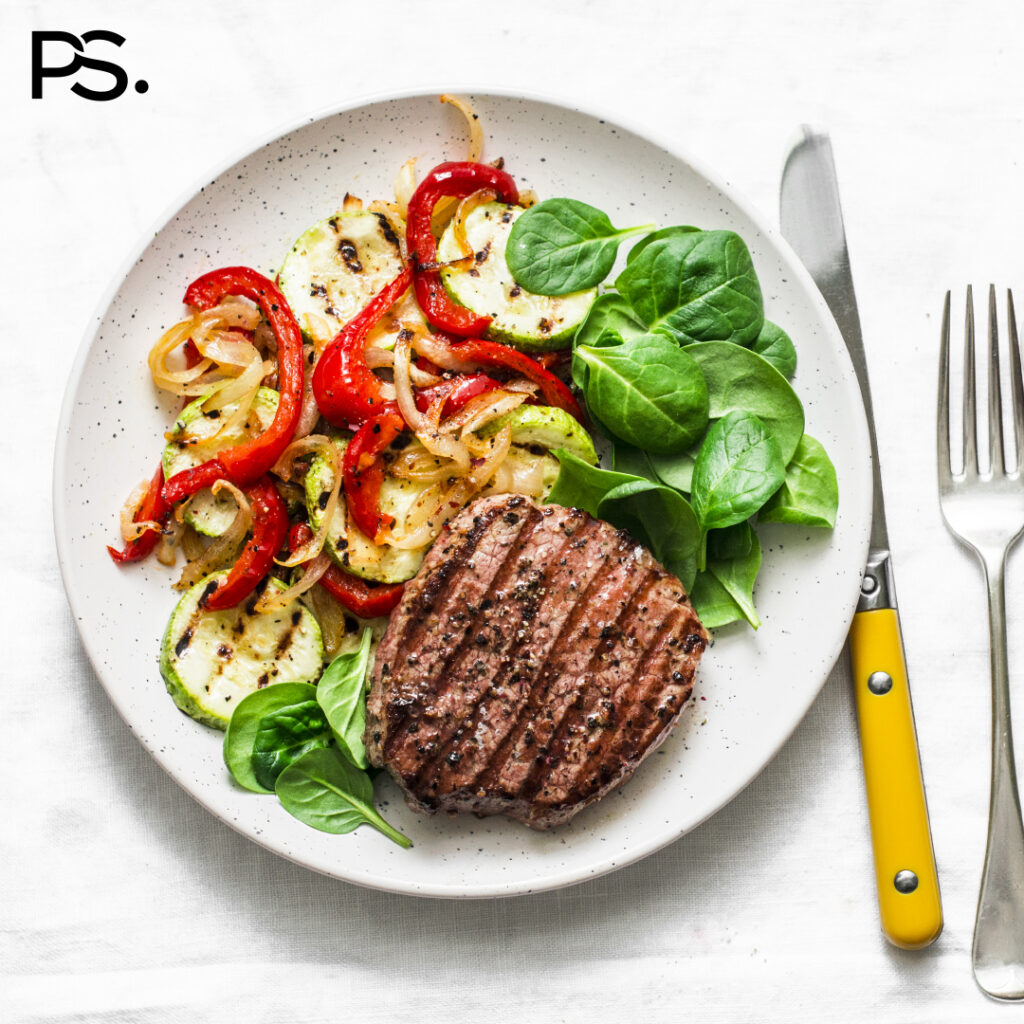 Steak mit gegrilltem Gemüse und frischem Spinat