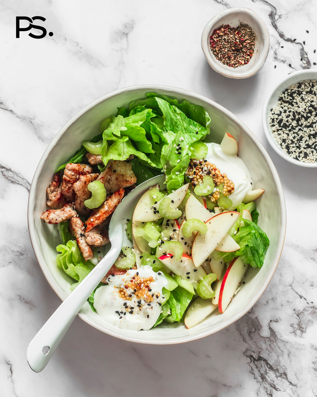 Salat mit Apfel, Staudensellerie und Hähnchen