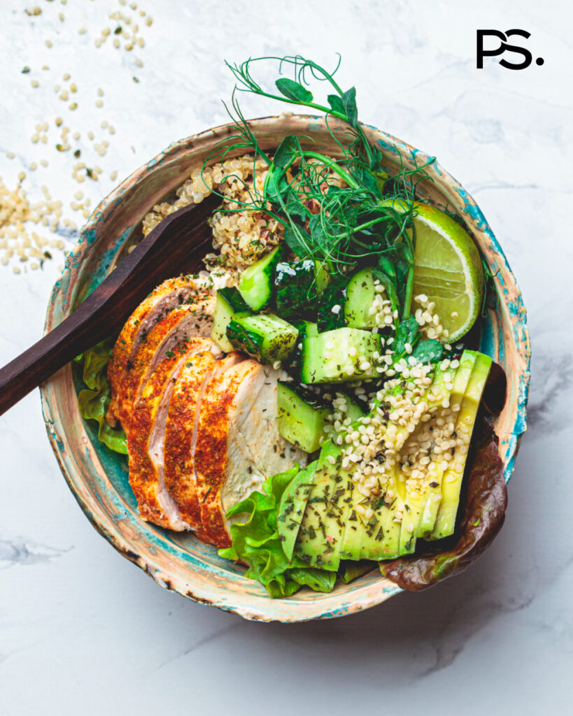 Quinoasalat mit Hähnchenfilet und Avocado