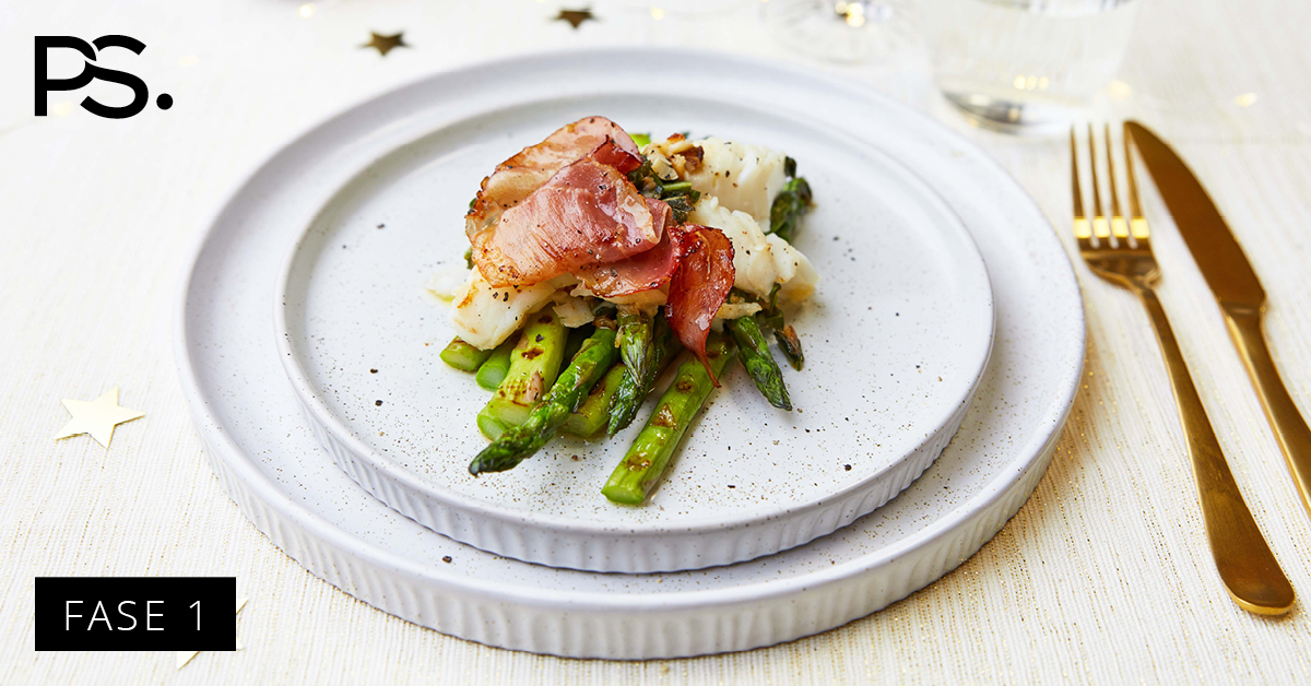 Kabeljau mit Salbeibutter auf einem Bett aus grünem Spargel