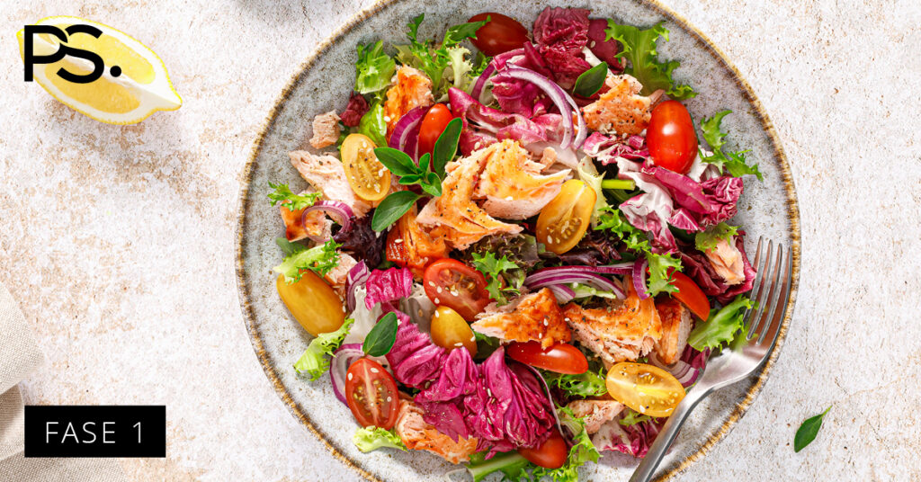 Salat mit Lachs und bunten Tomaten