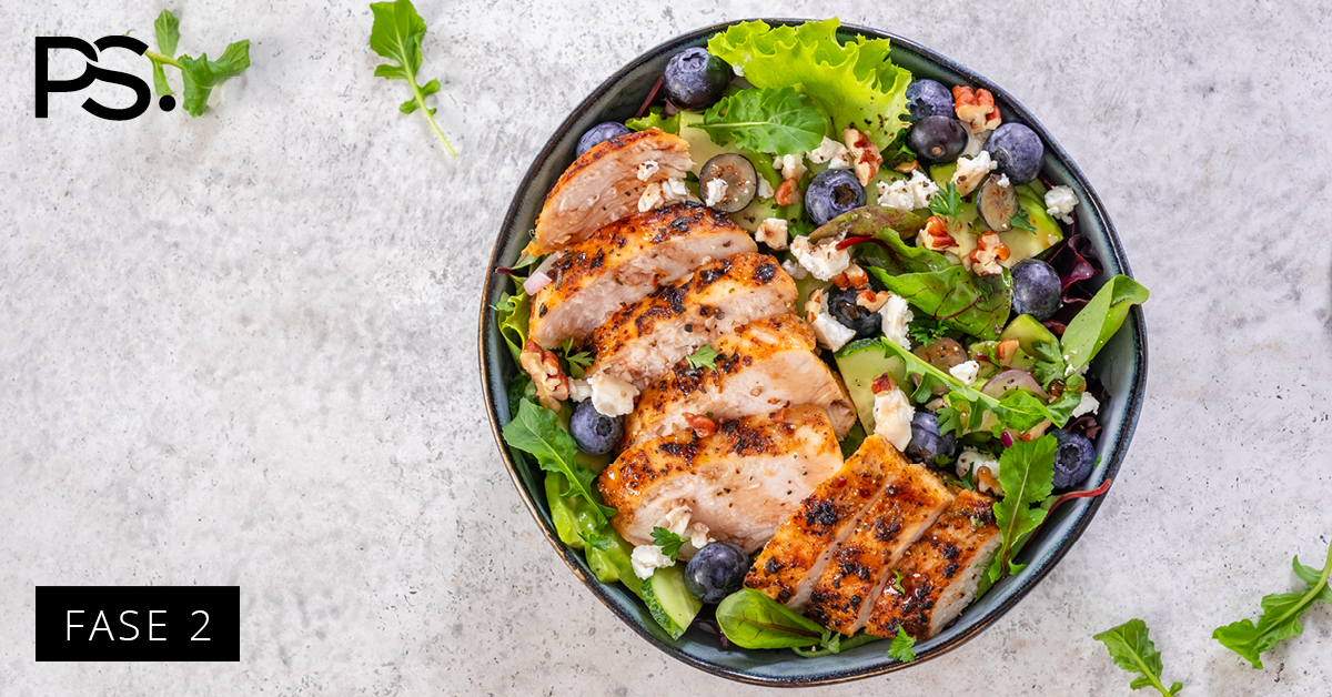 Salat mit Hähnchen, Feta und Heidelbeeren