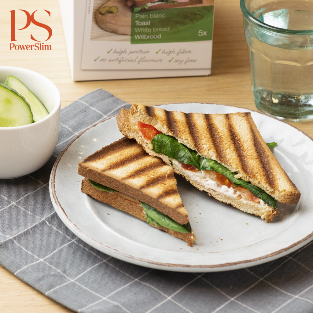 Toast mit Hüttenkäse, frischem Spinat und Tomate
