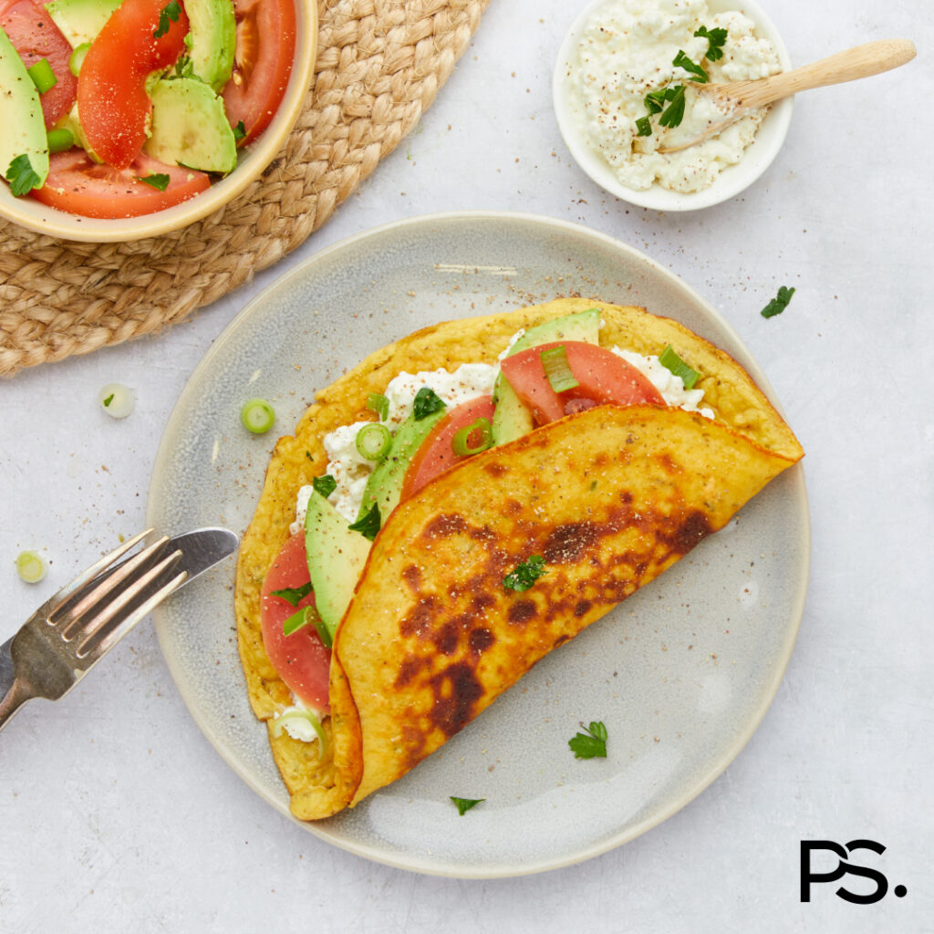 Omelett mit Avocado, Tomate und Hüttenkäse