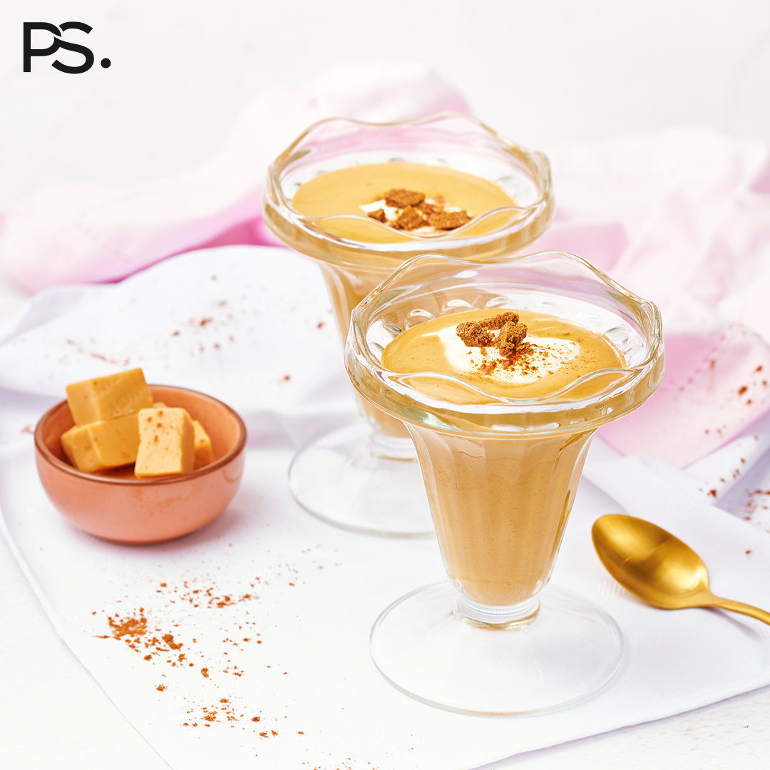 Karamell-Toffee-Dessert mit ‚Schlagsahne‘ und Spekulatius-Bröseln