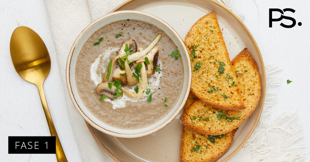 Pilzsuppe mit Knoblauchbrot