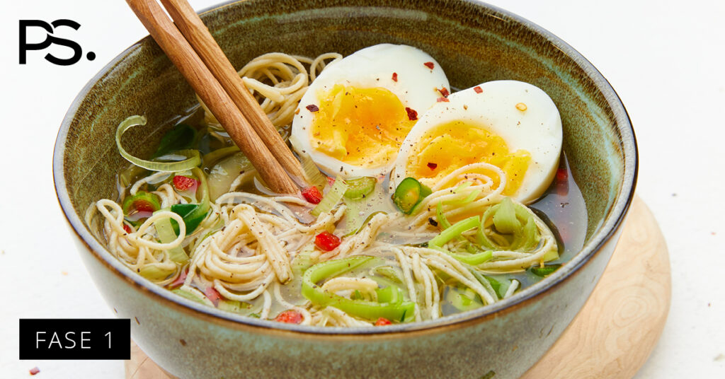 Nudelsuppe mit gekochtem Ei und Pak Choi