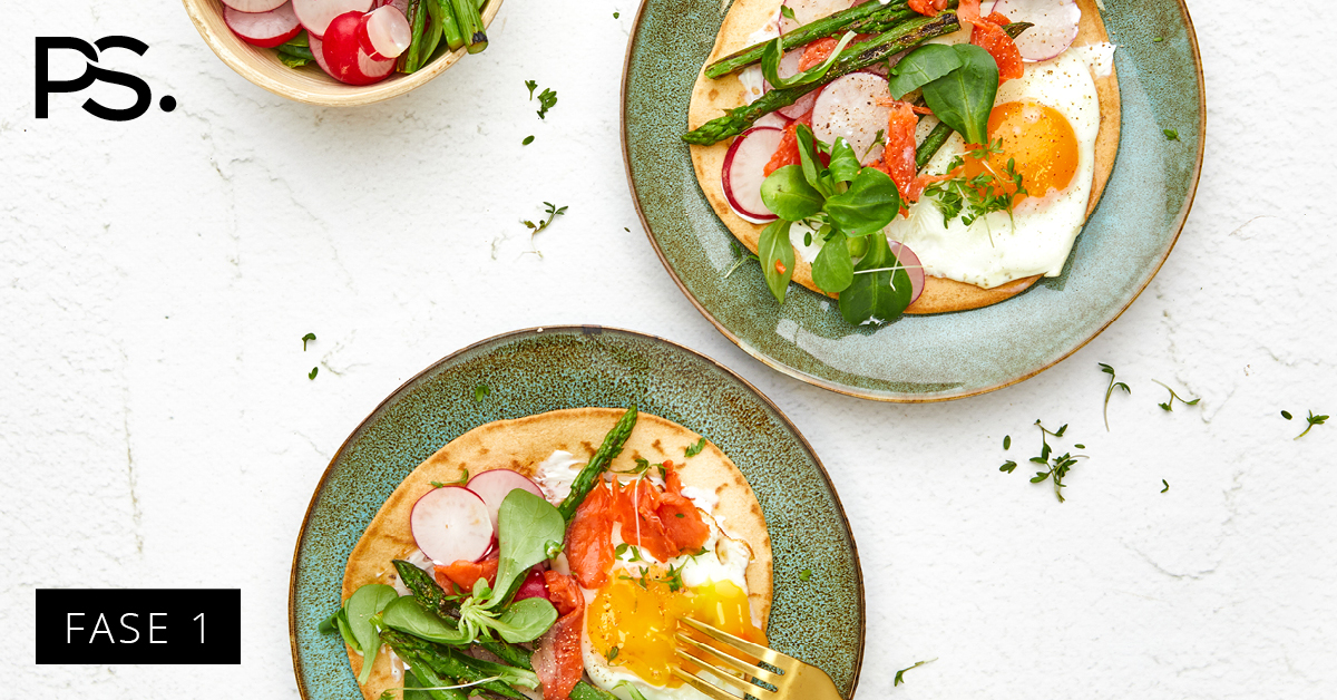 Frühlingspizza mit Spiegelei, Lachs und grünem Spargel