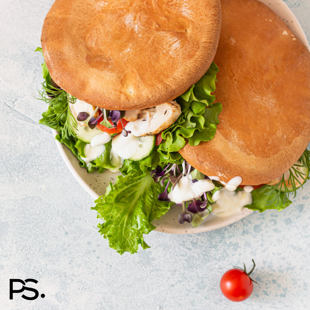 Mediterranes Brötchen mit geräuchertem Hähnchenfilet und Joghurtdressing