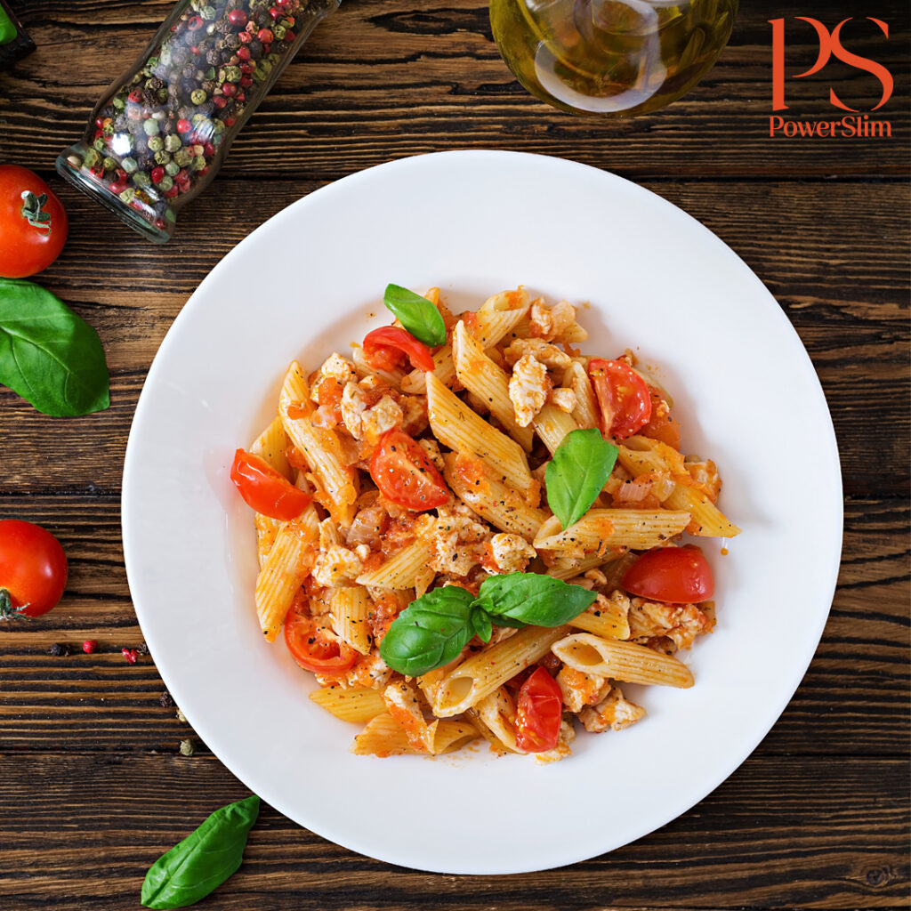 Penne mit würzigem Hähnchen und Tomaten