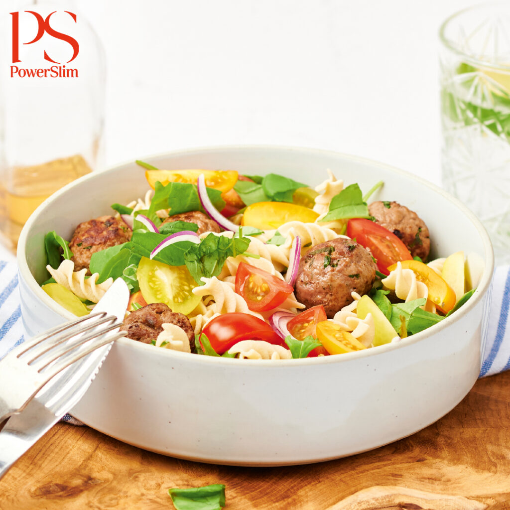 Nudelsalat mit bunten Tomaten und würzigen Tatarbällchen