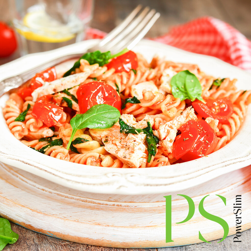 Fusilli mit würzigem Hähnchen, Spinat und gerösteten Tomaten