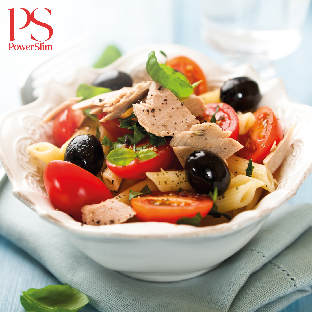 Nudelsalat mit Thunfisch, Tomaten und schwarzen Oliven