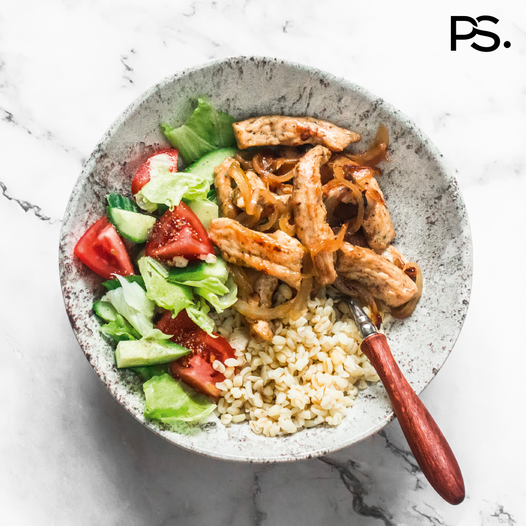Reis mit Hähnchen und Salat