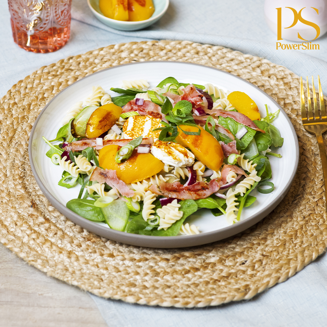 Spinat-Nudelsalat mit Ziegenkäse und gegrilltem Pfirsich