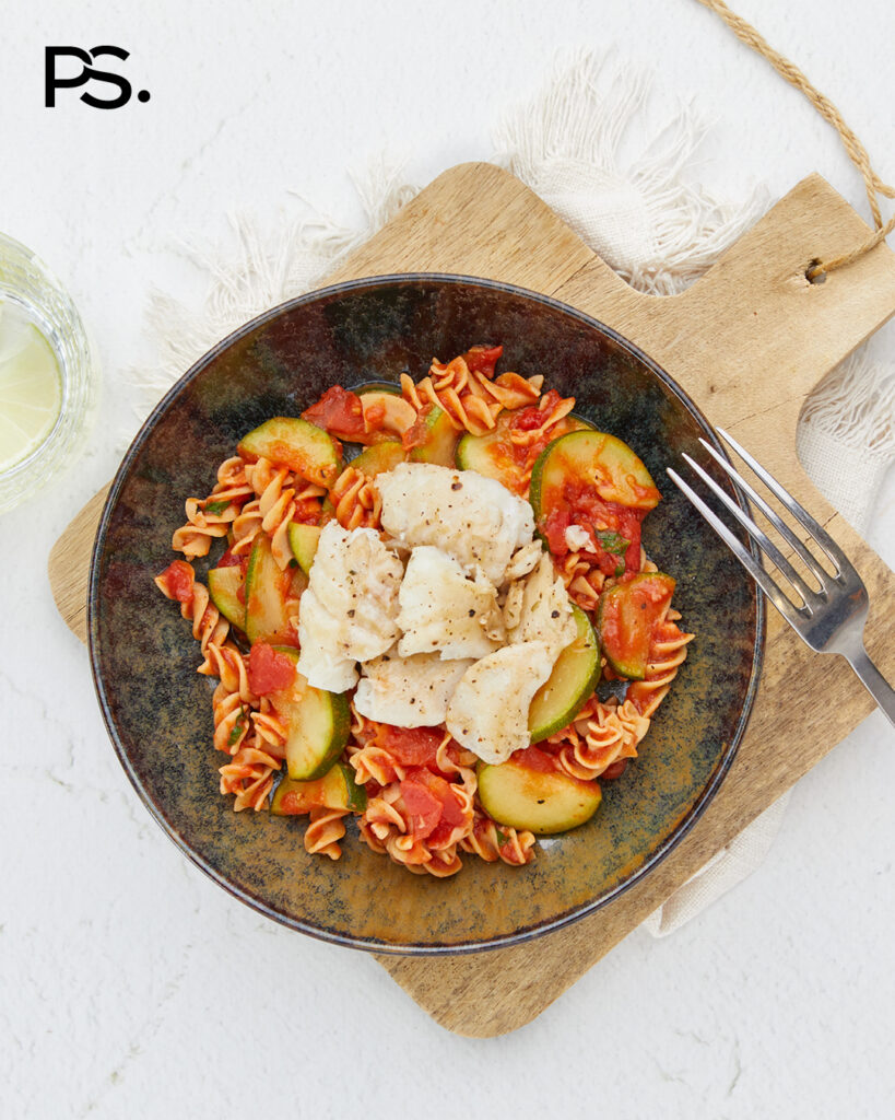 Kabeljau mit Fusilli in Zucchini-Tomatensoße
