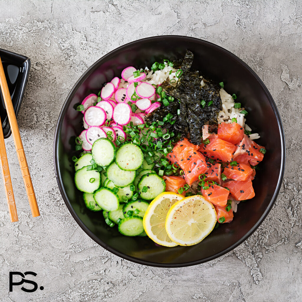 Sushi Bowl mit frischem Lachs und Nori