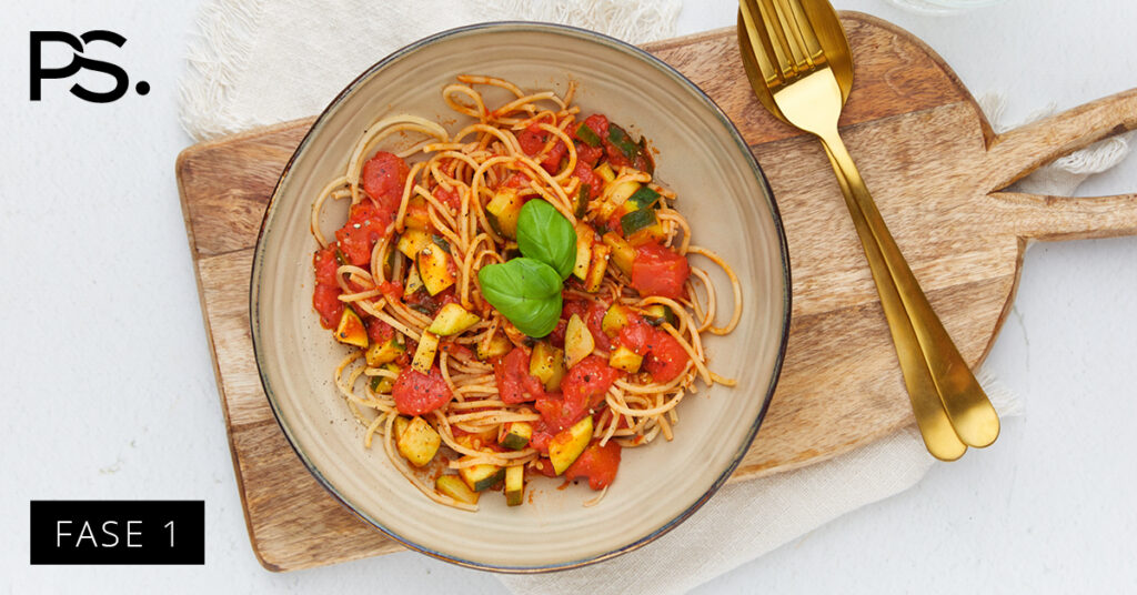 Vegetarische Spaghetti mit Tomate und Zucchini
