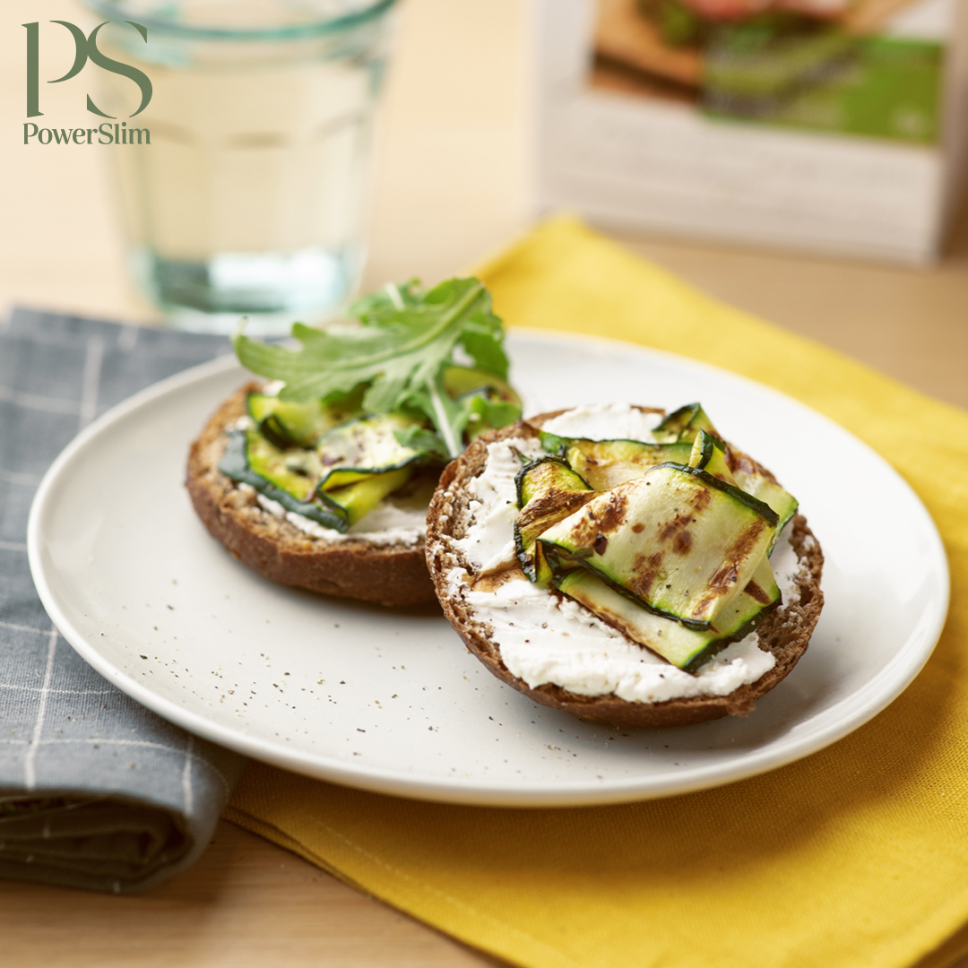 Mehrkorn-Brötchen mit Ziegenkäse und gegrillter Zucchini