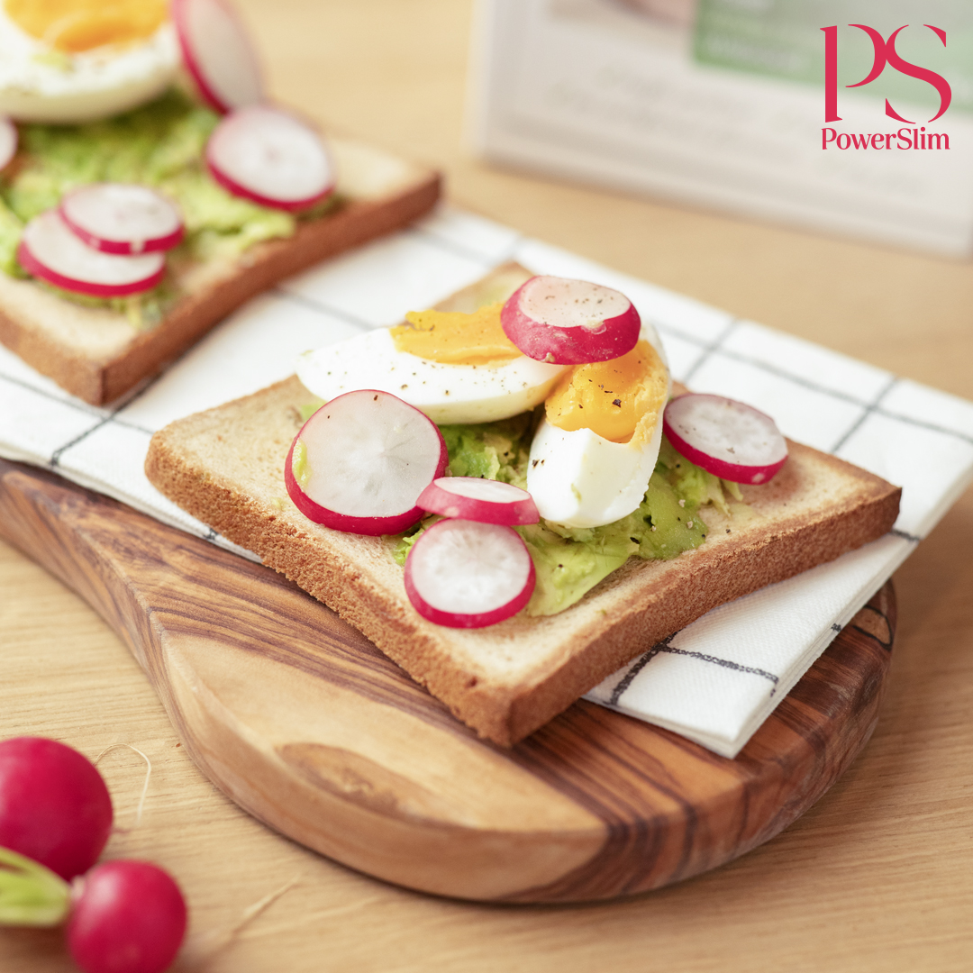Sandwich mit Avocado, gekochtem Ei und Radieschen