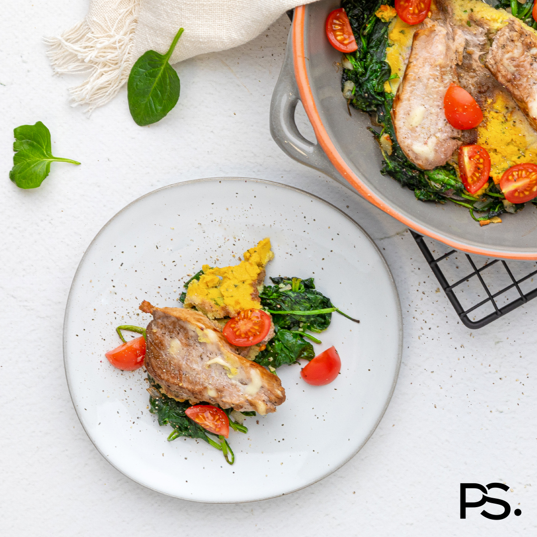 Auflauf mit Schweinefilet, Spinat und Tomaten
