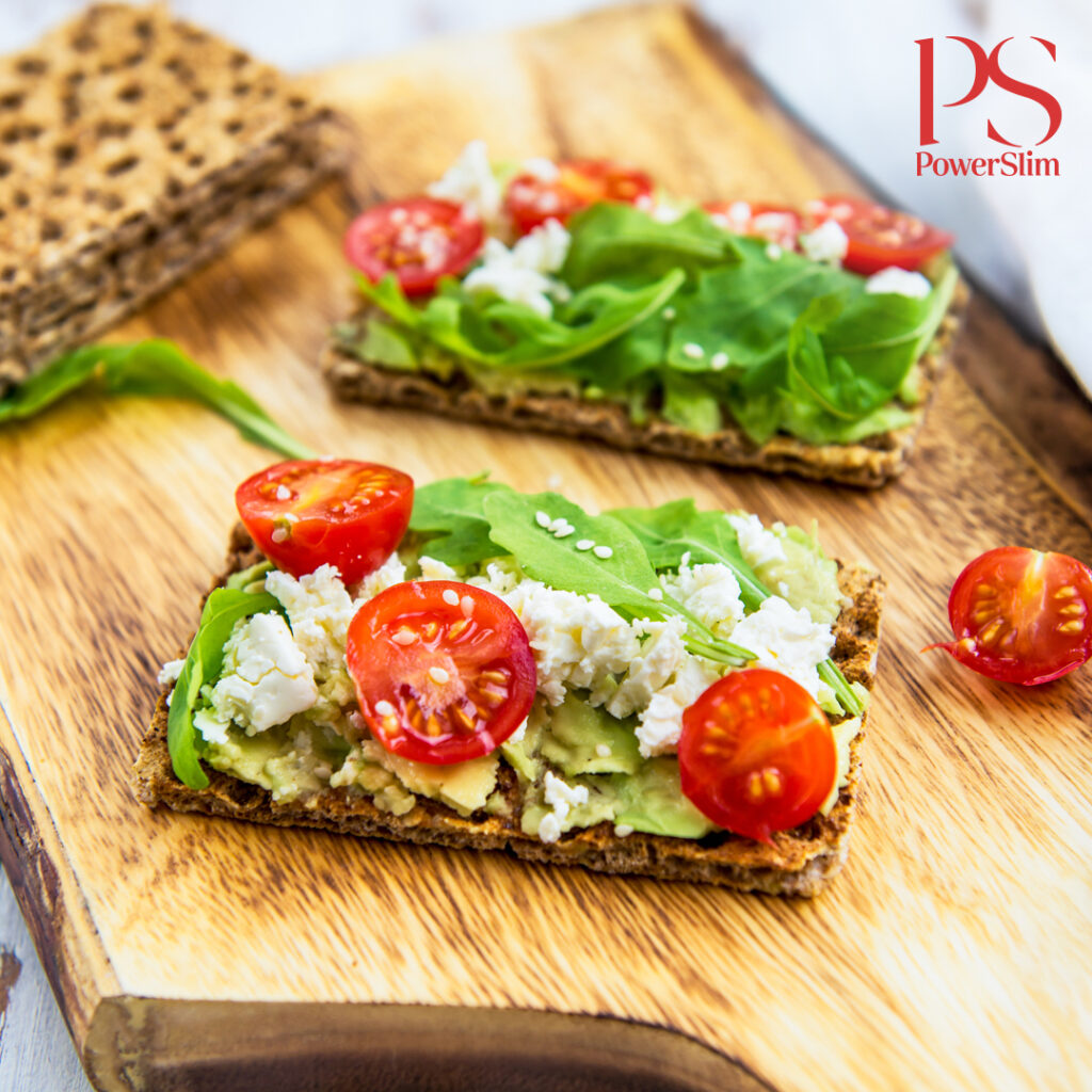 Cracker mit Avocado, Ziegenkäse und Tomaten
