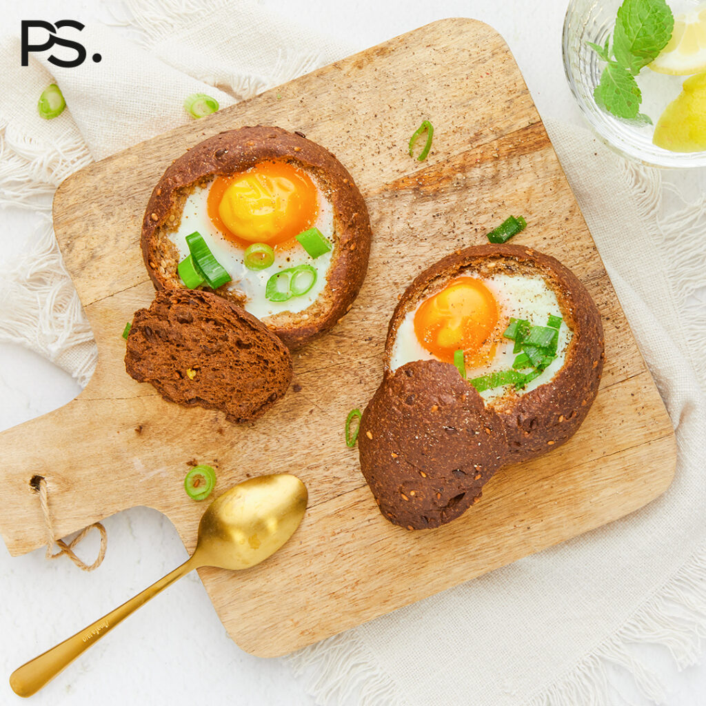 Gefülltes Brötchen mit Ei und Frühlingszwiebel