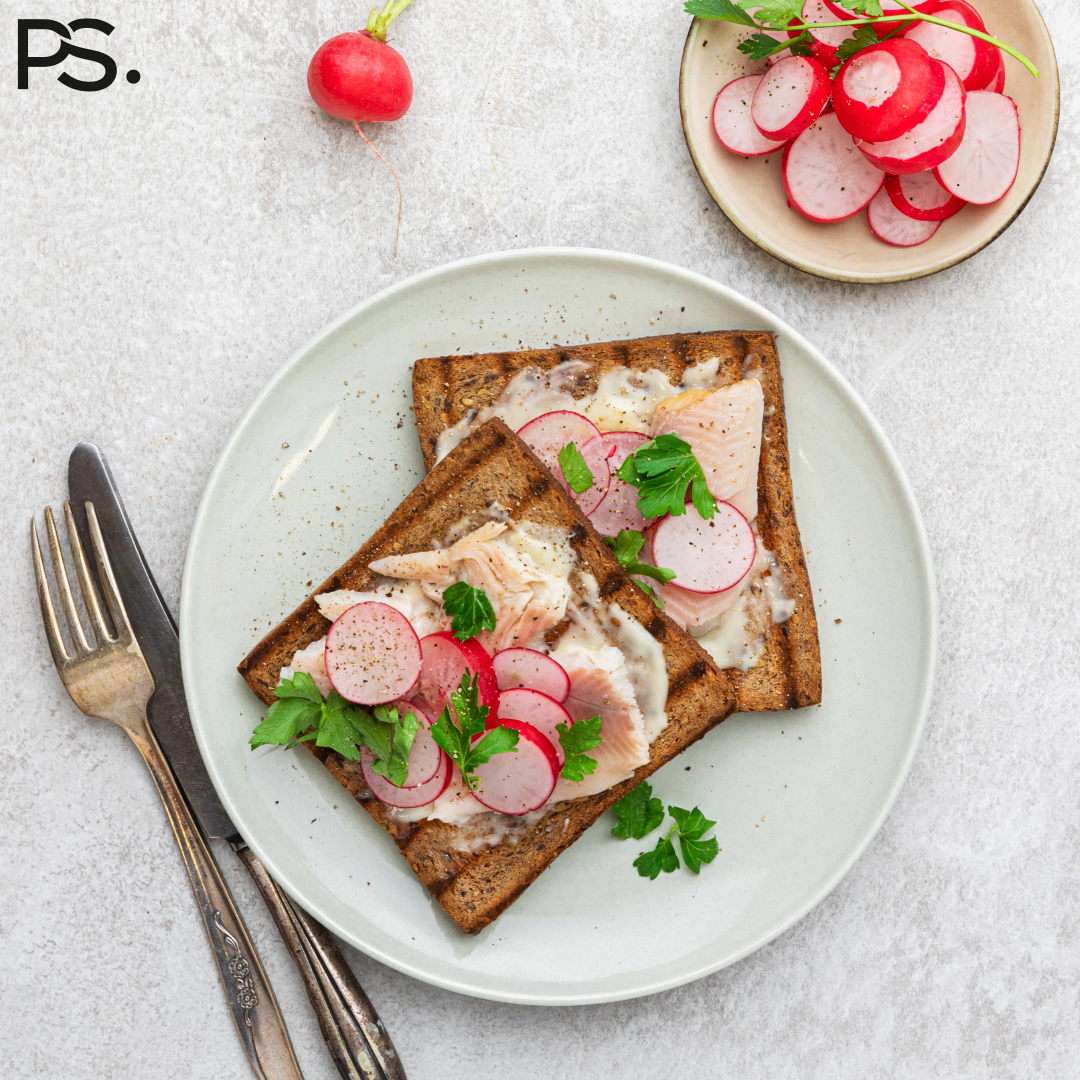 Toast mit geräucherter Forelle und Radieschen