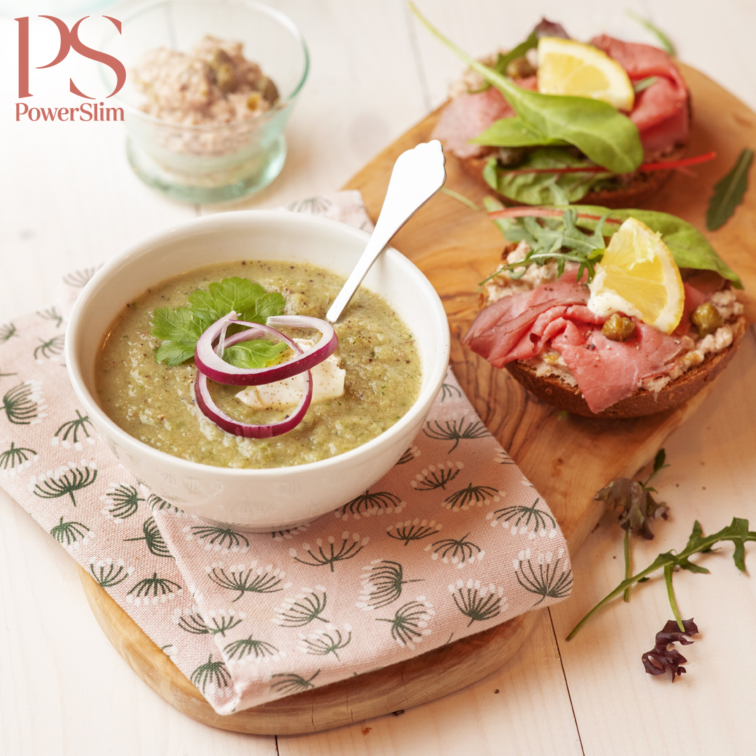 Zucchinisuppe mit Brötchen Roastbeef-Tonnato