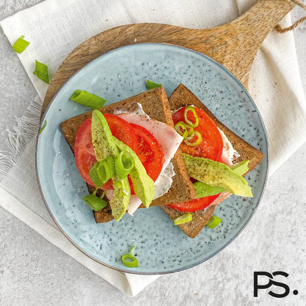 Geröstetes Brot mit Hähnchenfilet, Avocado und Tomate