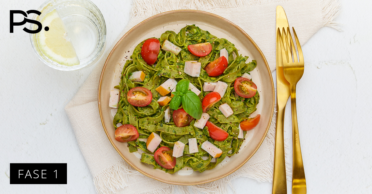 Cremige Spinat-Tagliatelle mit geräuchertem Hähnchenfilet und Tomaten