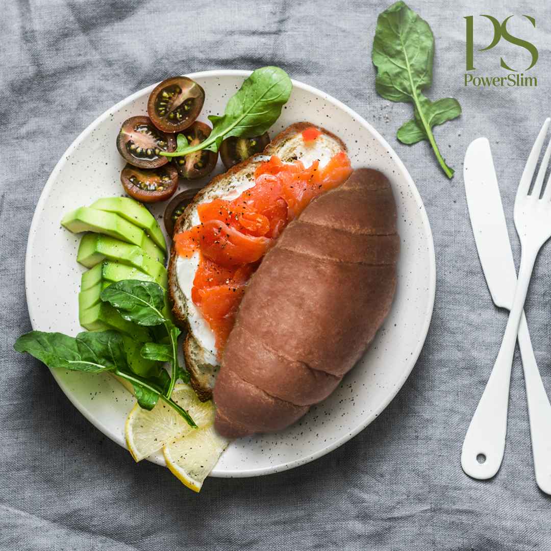 Croissant mit Frischkäse und geräuchertem Lachs