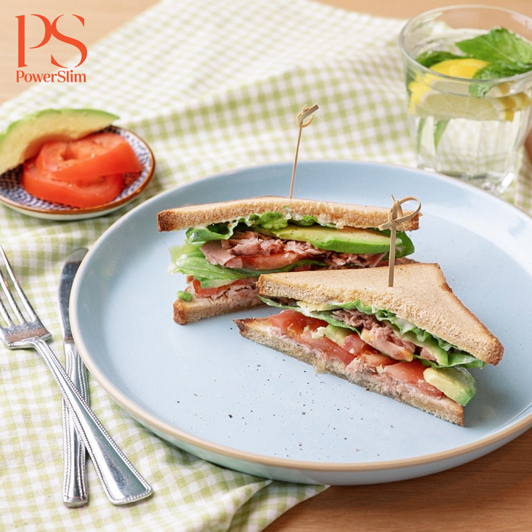 Club-Sandwich mit Thunfisch, Avocado und Tomate