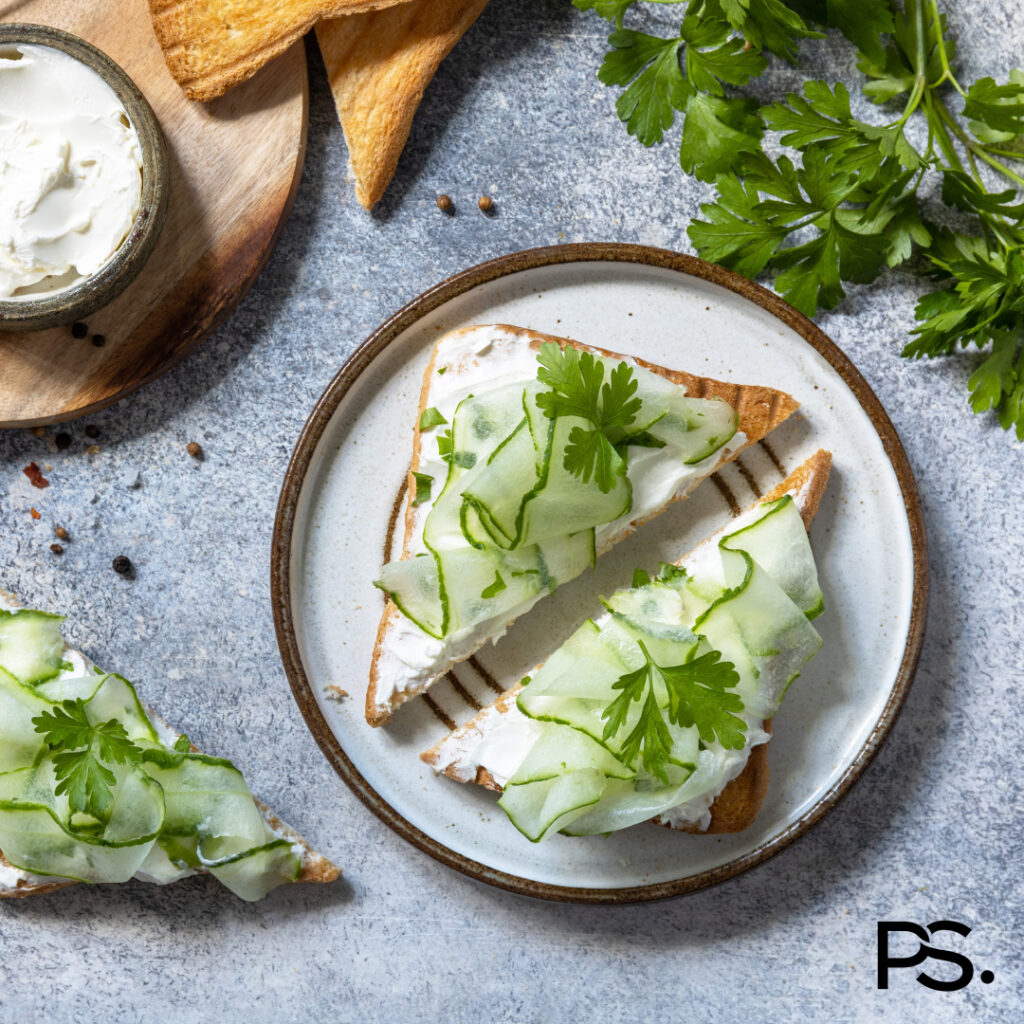 Toast mit Frischkäse, Gurke und frischer Petersilie