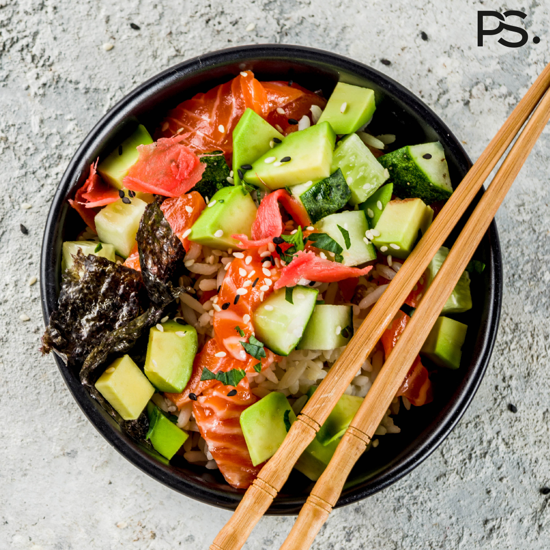 Sushi Bowl mit Risoni, Lachs und Avocado