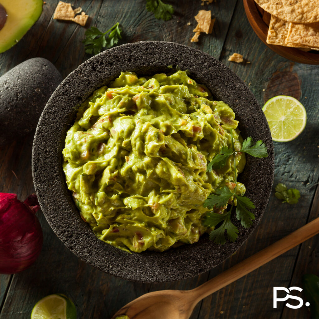 Tortilla-Chips mit Avocado-Salsa