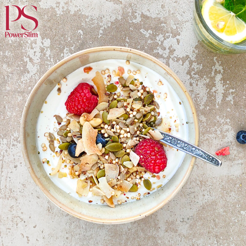 Granola mit Cashewnüssen, Blaubeeren und Himbeeren