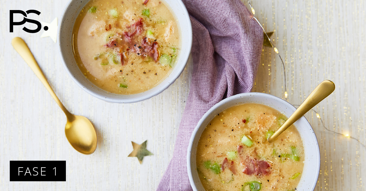 Senfsuppe mit Käsekeksen und ausgebratenen Schinken