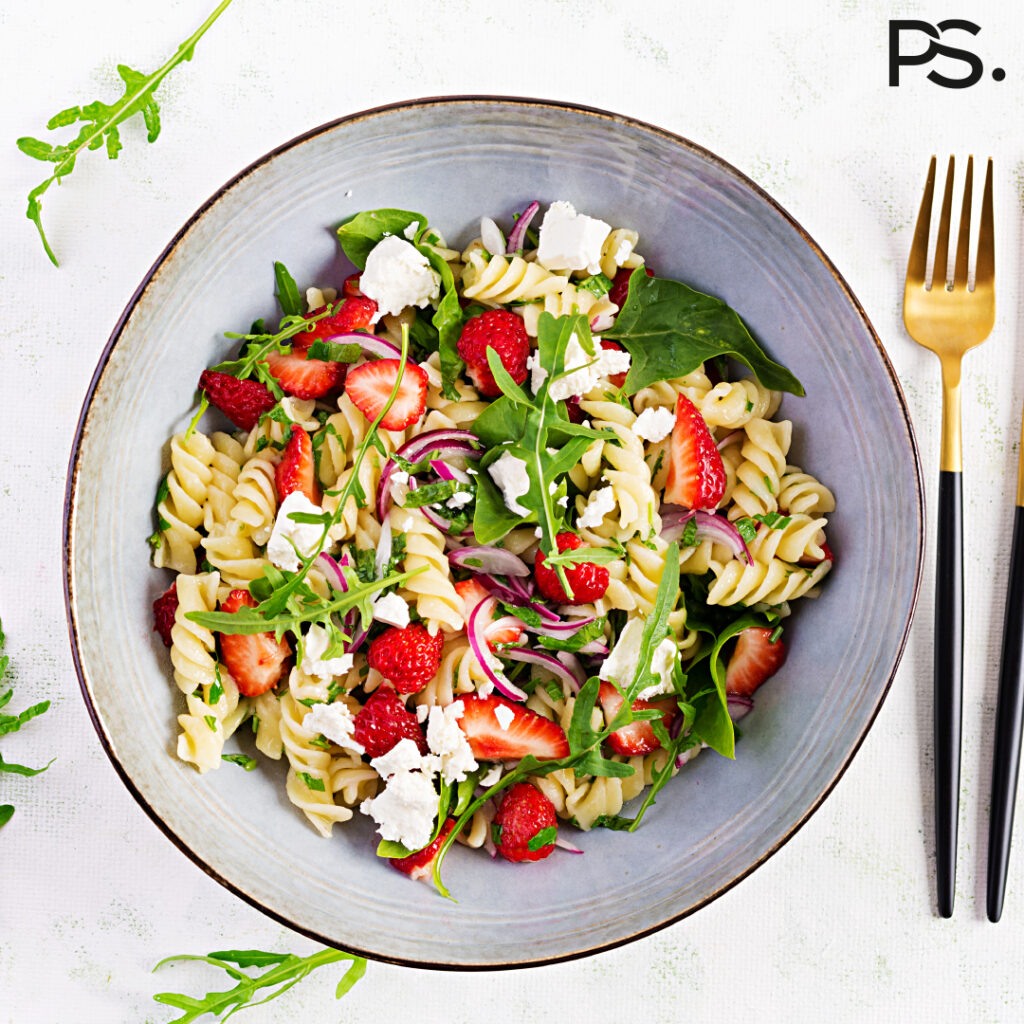 Nudelsalat mit Erdbeere und Feta