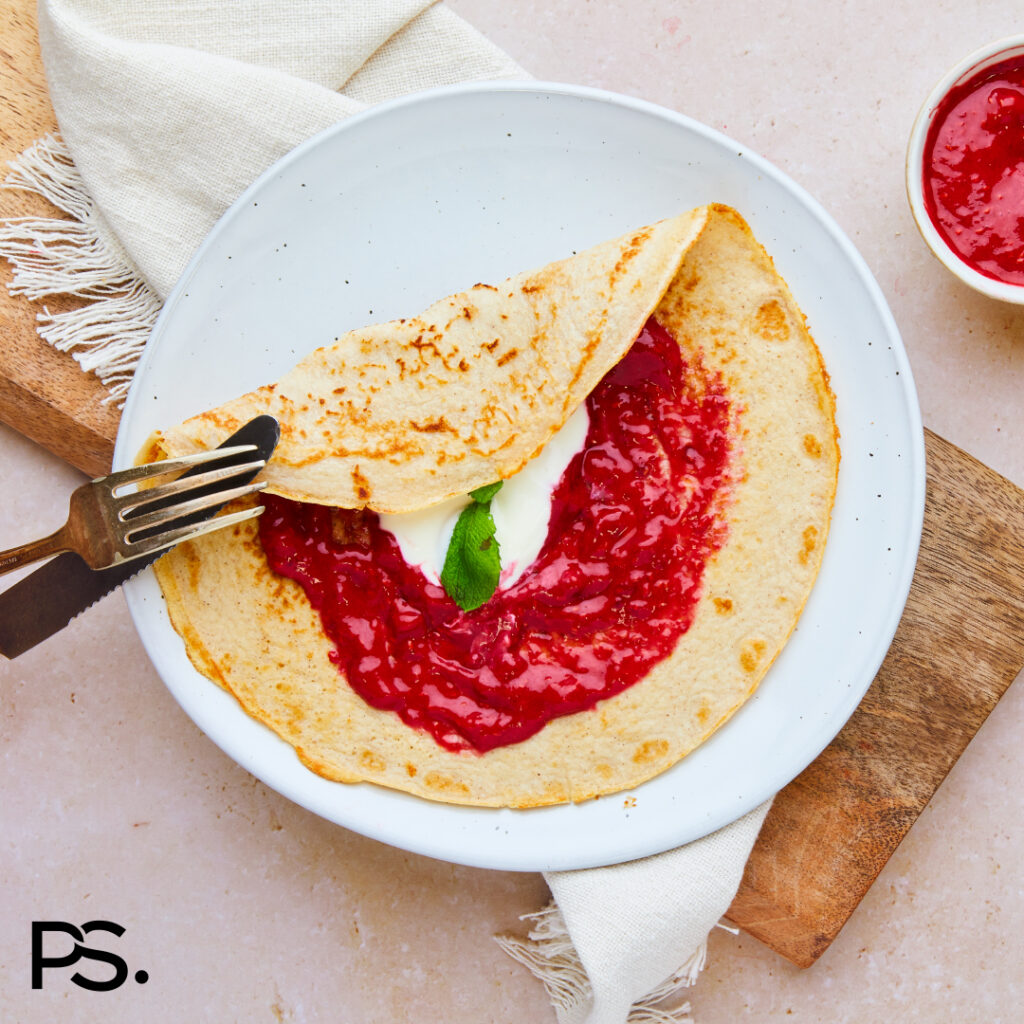Pfannkuchen mit frischer Himbeersoße