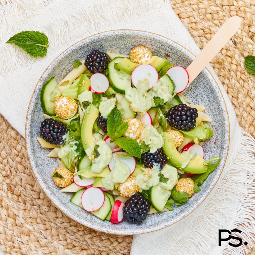 Nudelsalat mit Brombeeren, Ziegenkäse und Avocadocreme