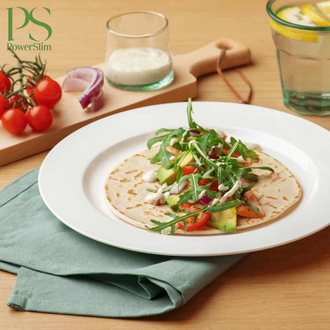 Wrap mit geräuchertem Lachs, Tomate, Avocado und Honig-Senf-Dressing