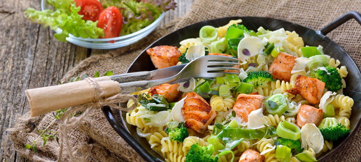 Cremige Pasta mit Lachs, Brokkoli und Lauch