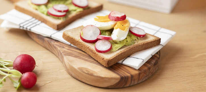 Sandwich mit Avocado, gekochtem Ei und Radieschen