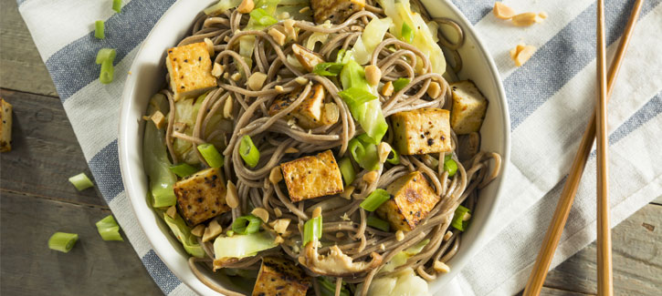 Nudeln mit Tofu und Spitzkohl