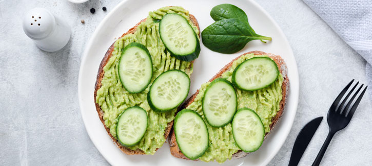 Geröstetes Brot mit frischem Ziegenkäse-Avocado-Salat und Gurke